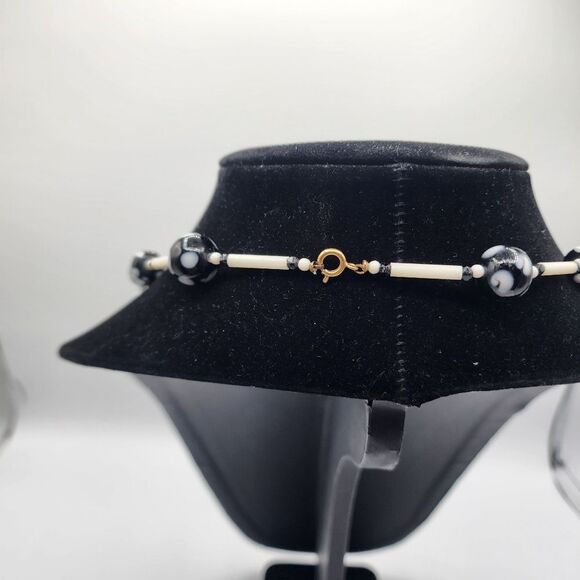 Glass beaded black & white necklace - Picture 3 of 3